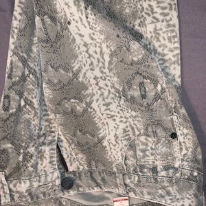 Skinny jeans. Snakeskin pattern.